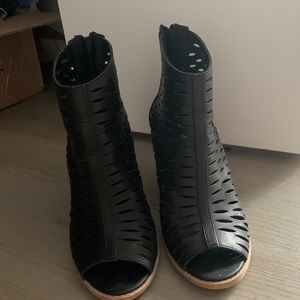 Qupid black open toe booties
